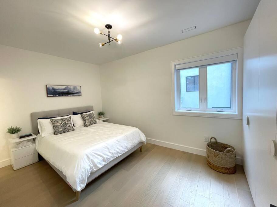 Modern Apartment Close To The Beach With Parking Τορόντο Εξωτερικό φωτογραφία