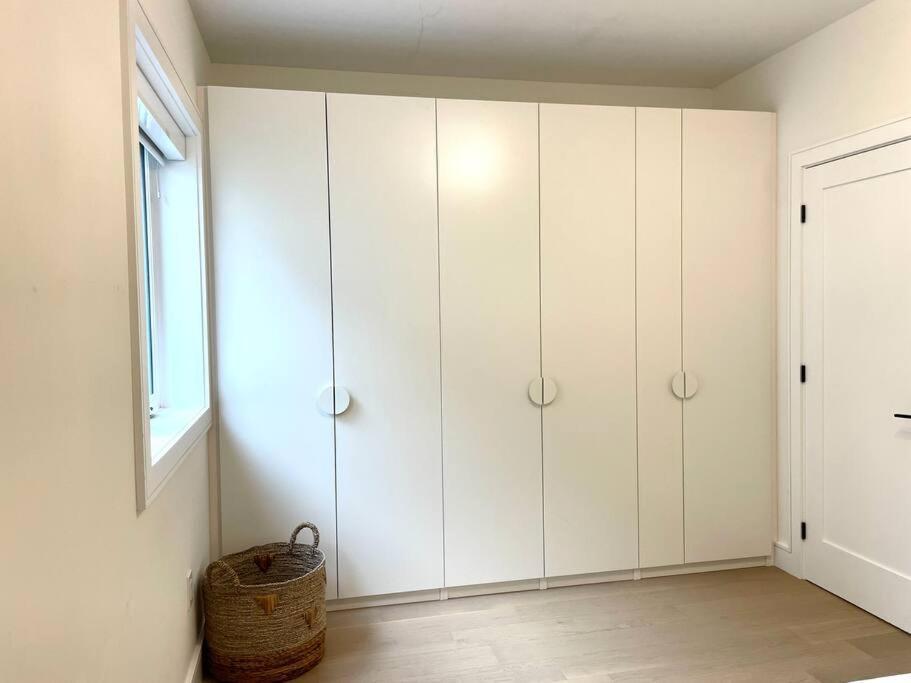 Modern Apartment Close To The Beach With Parking Τορόντο Εξωτερικό φωτογραφία