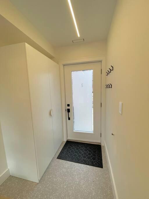 Modern Apartment Close To The Beach With Parking Τορόντο Εξωτερικό φωτογραφία