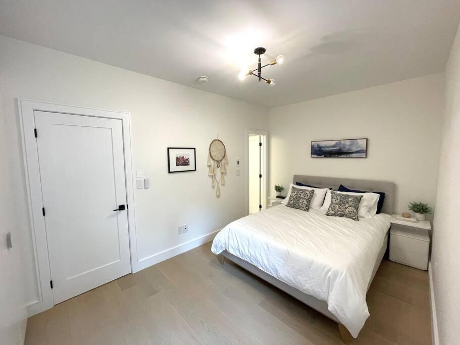 Modern Apartment Close To The Beach With Parking Τορόντο Εξωτερικό φωτογραφία