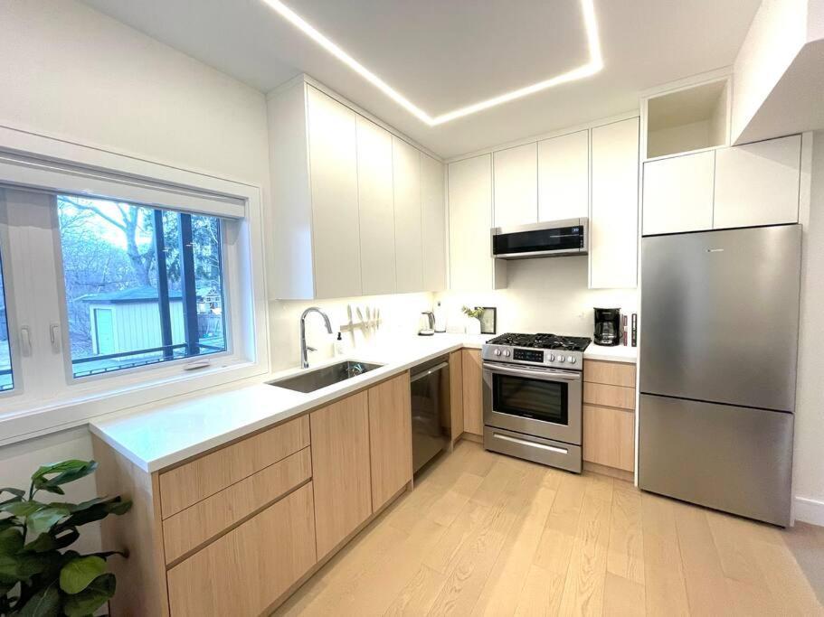 Modern Apartment Close To The Beach With Parking Τορόντο Εξωτερικό φωτογραφία