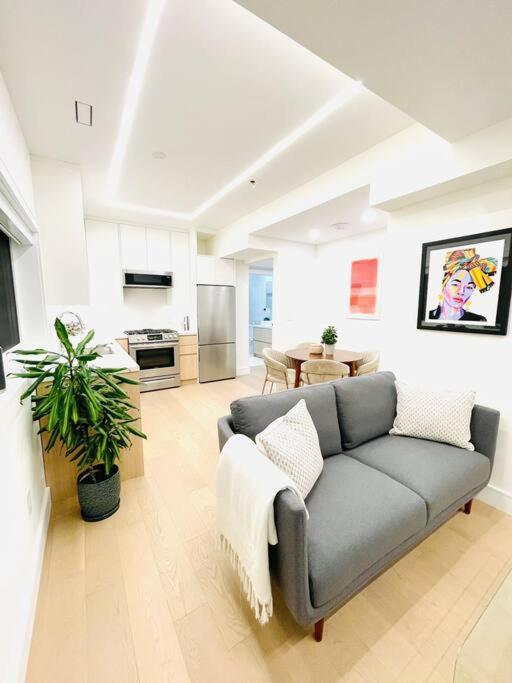 Modern Apartment Close To The Beach With Parking Τορόντο Εξωτερικό φωτογραφία